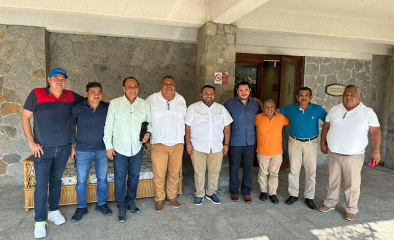 Se reúne el secretario de Gobierno, Ludwig Reynoso con líderes transportistas en Acapulco