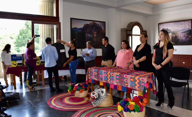 Secretaria de Cultura, Aída Melina entrega uniformes a la Banda de Música del Gobierno Estado