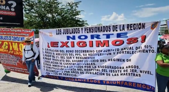 Sector educativo protesta en la sede del Poder Ejecutivo en Chilpancingo