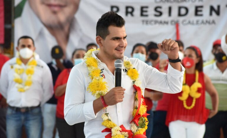 El alcalde de la coalición PRI-PRD, Yasir Deloya renuncia a su militancia en el PRD