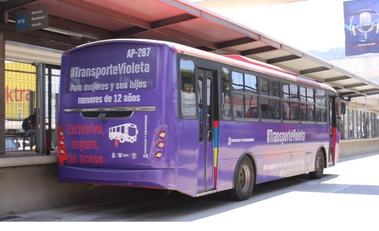 En Acapulco, las mujeres viajan seguras gracias al Transporte Violeta