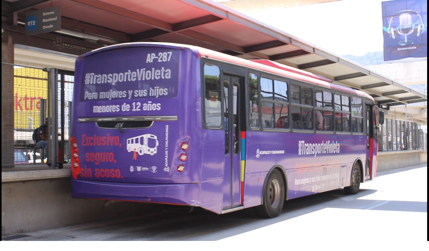 En Acapulco, las mujeres viajan seguras gracias al Transporte Violeta