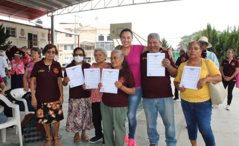 Dota el gobierno de Guerrero de uniformes y equipos de computación a alumnos inscritos al IGATIPAM