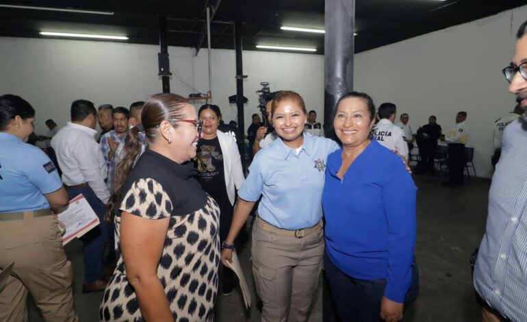 Entrega Abelina López Rodríguez reconocimientos a policías de la Secretaría de Seguridad Pública