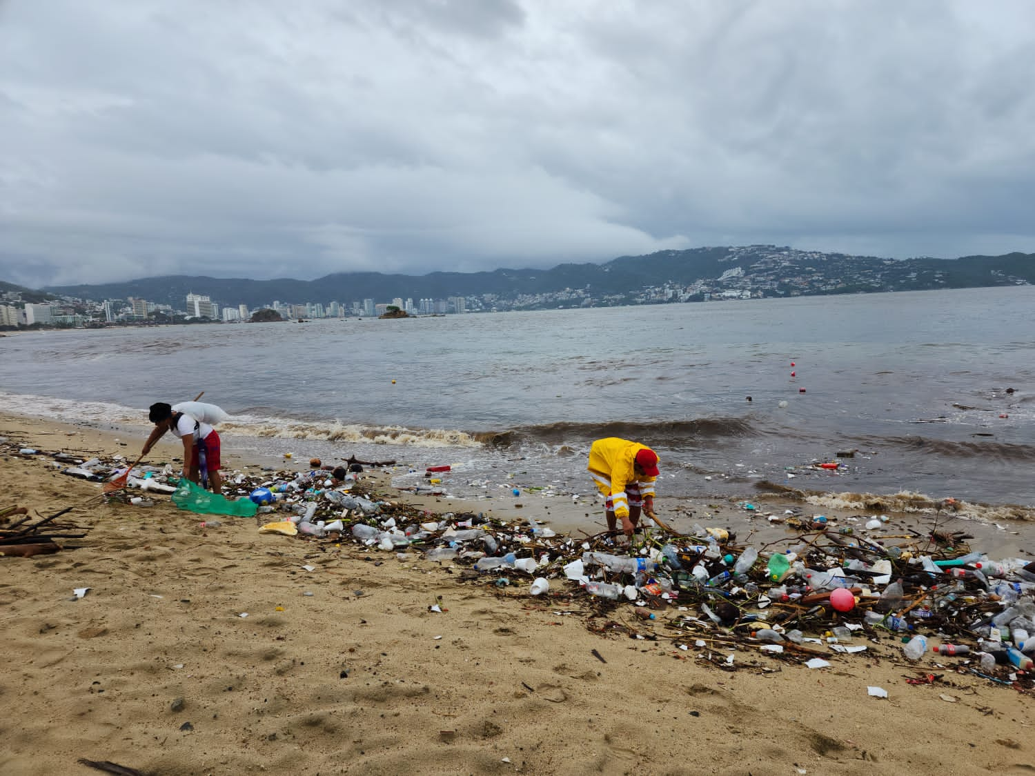 Promotora de Playas de Acapulco mantiene brigadas de limpieza y de salvavidas en la franja costera del puerto