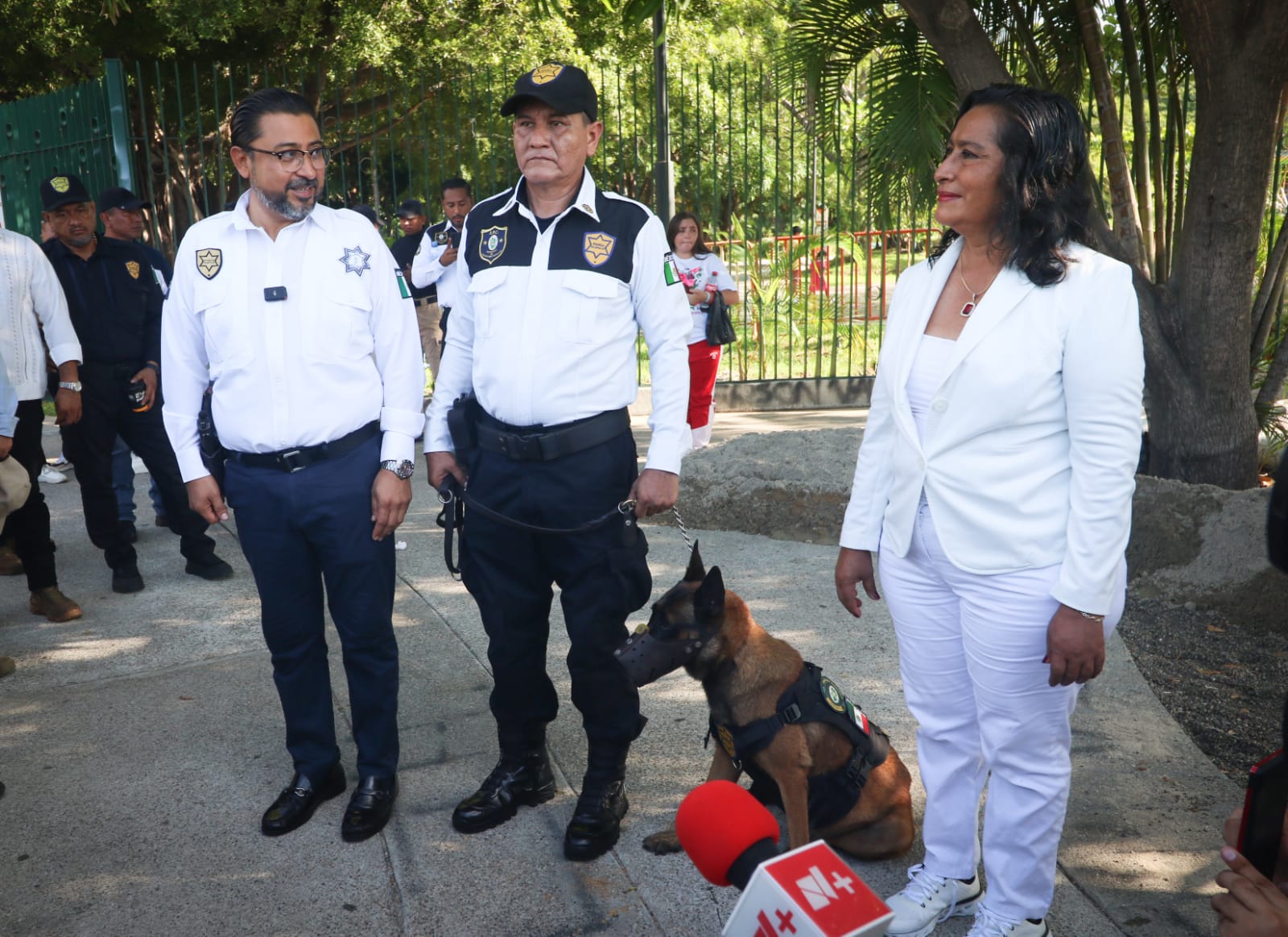 Presenta Abelina López Rodríguez a «Alpha» binomio canino de la Secretaría de Seguridad Pública