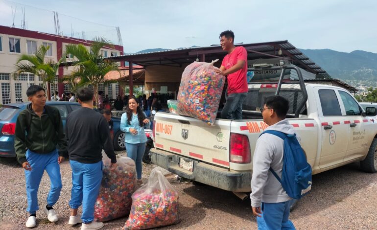 Reúne Minera Media Luna 80 kilogramos de tapitas de plástico y entrega por los niños con cáncer 