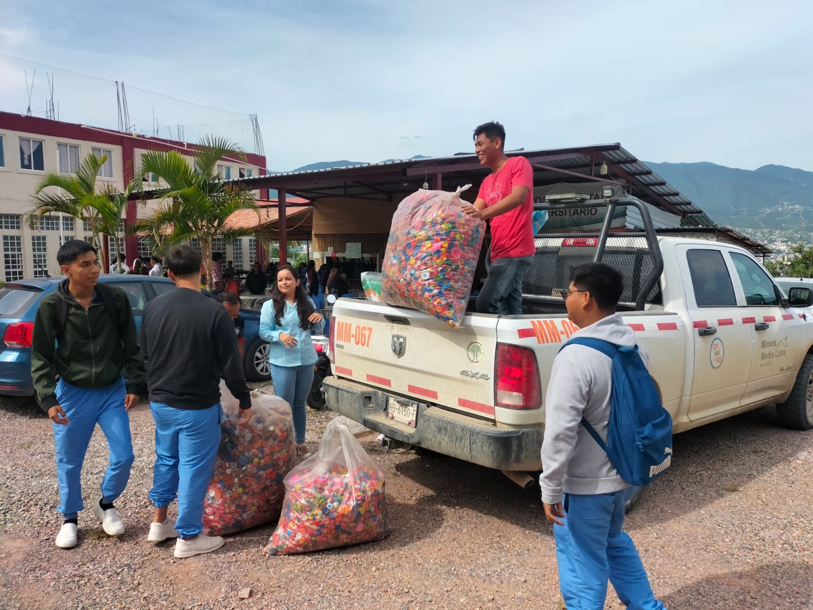 Reúne Minera Media Luna 80 kilogramos de tapitas de plástico y entrega por los niños con cáncer 