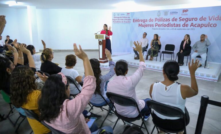 Entrega Evelyn Salgado pólizas de seguro de vida a mujeres periodistas de Acapulco