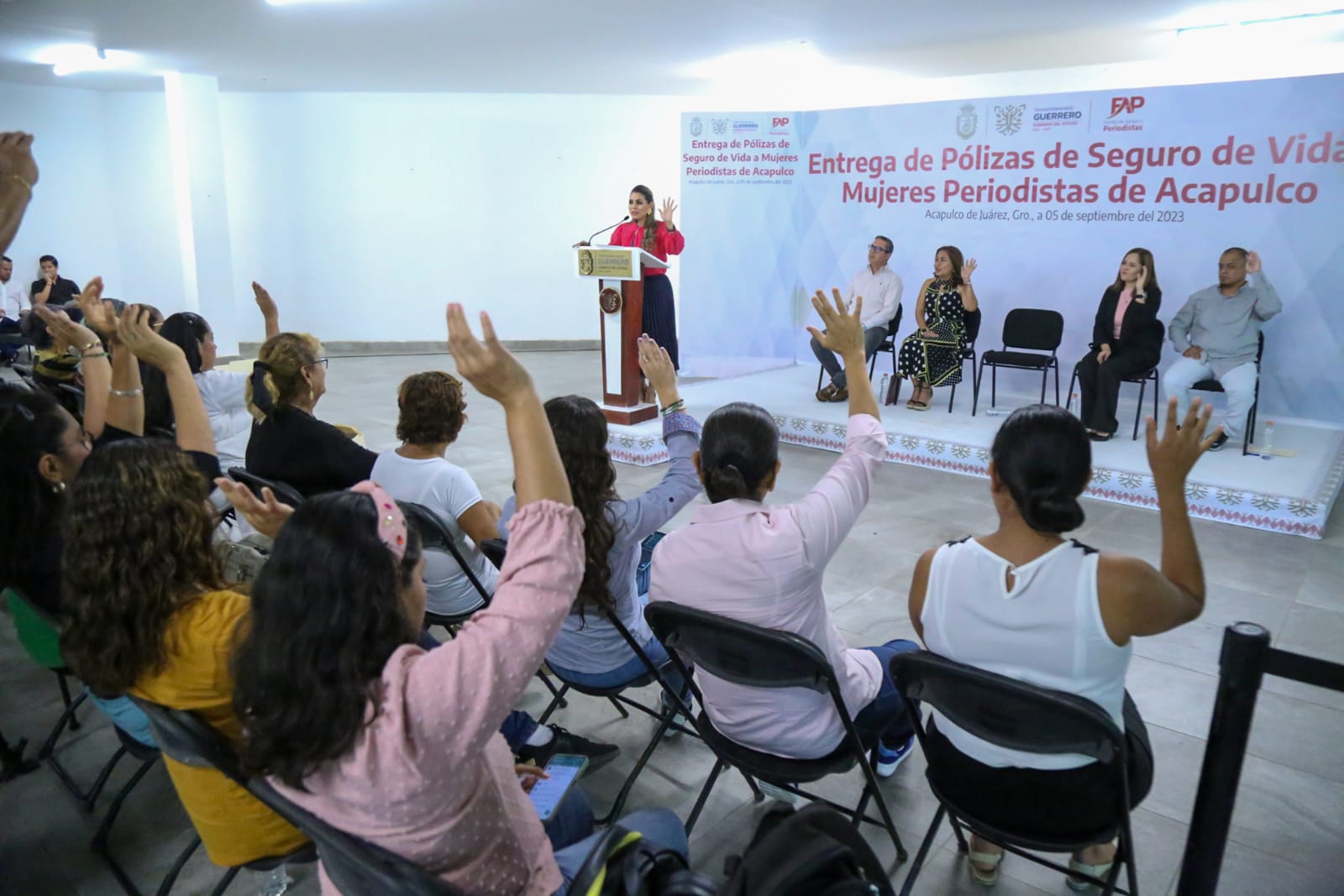 Entrega Evelyn Salgado pólizas de seguro de vida a mujeres periodistas de Acapulco