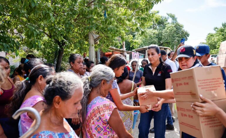 Entrega DIF Estatal apoyos a familias de Acapulco afectadas por Max