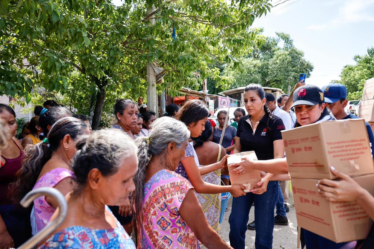 Entrega DIF Estatal apoyos a familias de Acapulco afectadas por Max