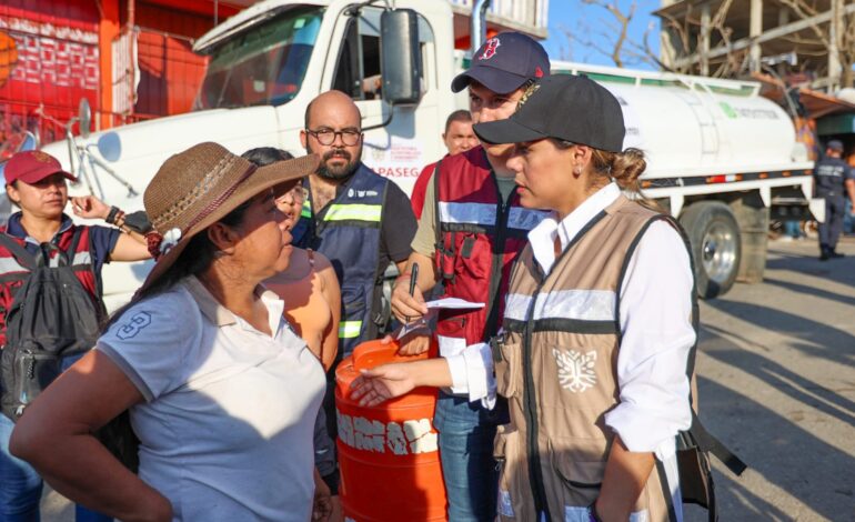 Intensifica Evelyn Salgado apoyos y servicios básicos en colonias damnificadas de Acapulco