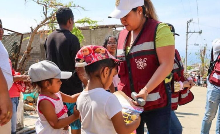 Entrega Evelyn Salgado apoyos humanitarios en la colonia Ex Campo de Tiro