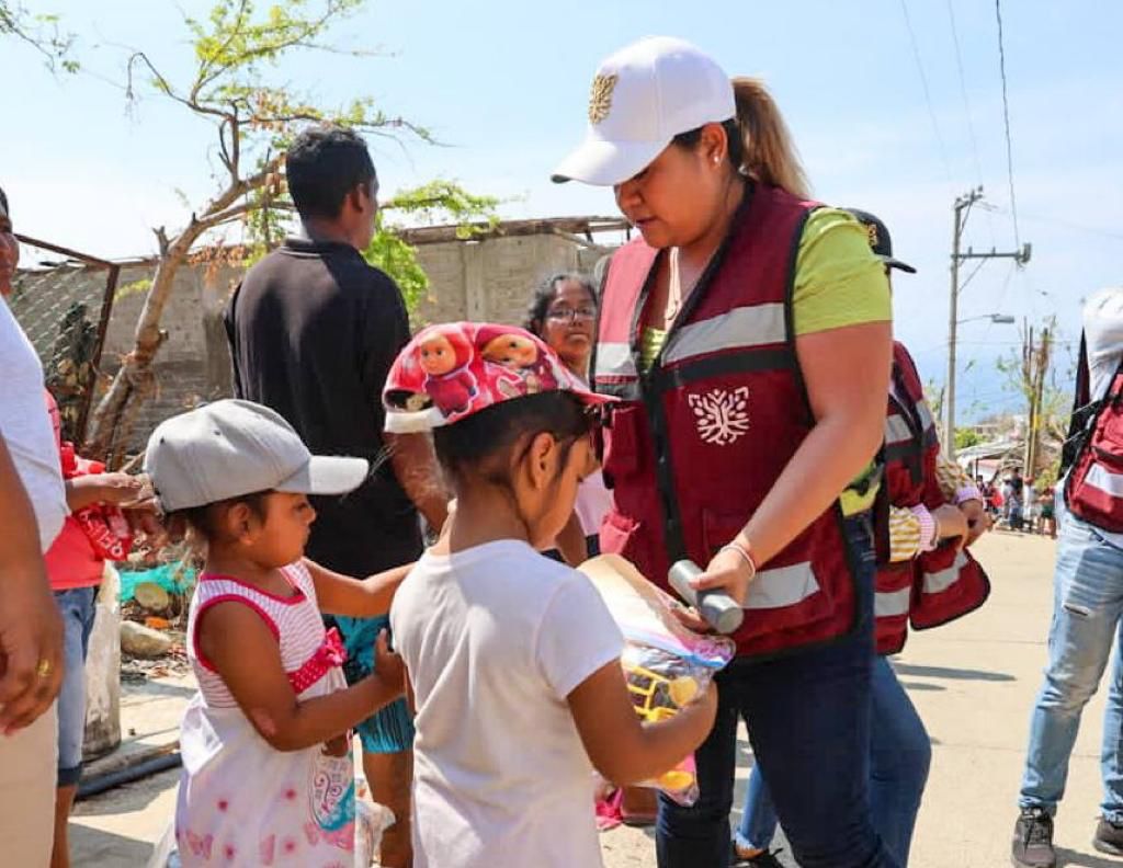 Entrega Evelyn Salgado apoyos humanitarios en la colonia Ex Campo de Tiro