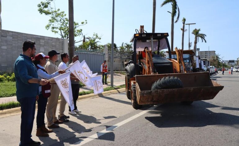 Apoya Media Luna con maquinaria para la remoción de escombros en Acapulco y continúa con la donación de víveres