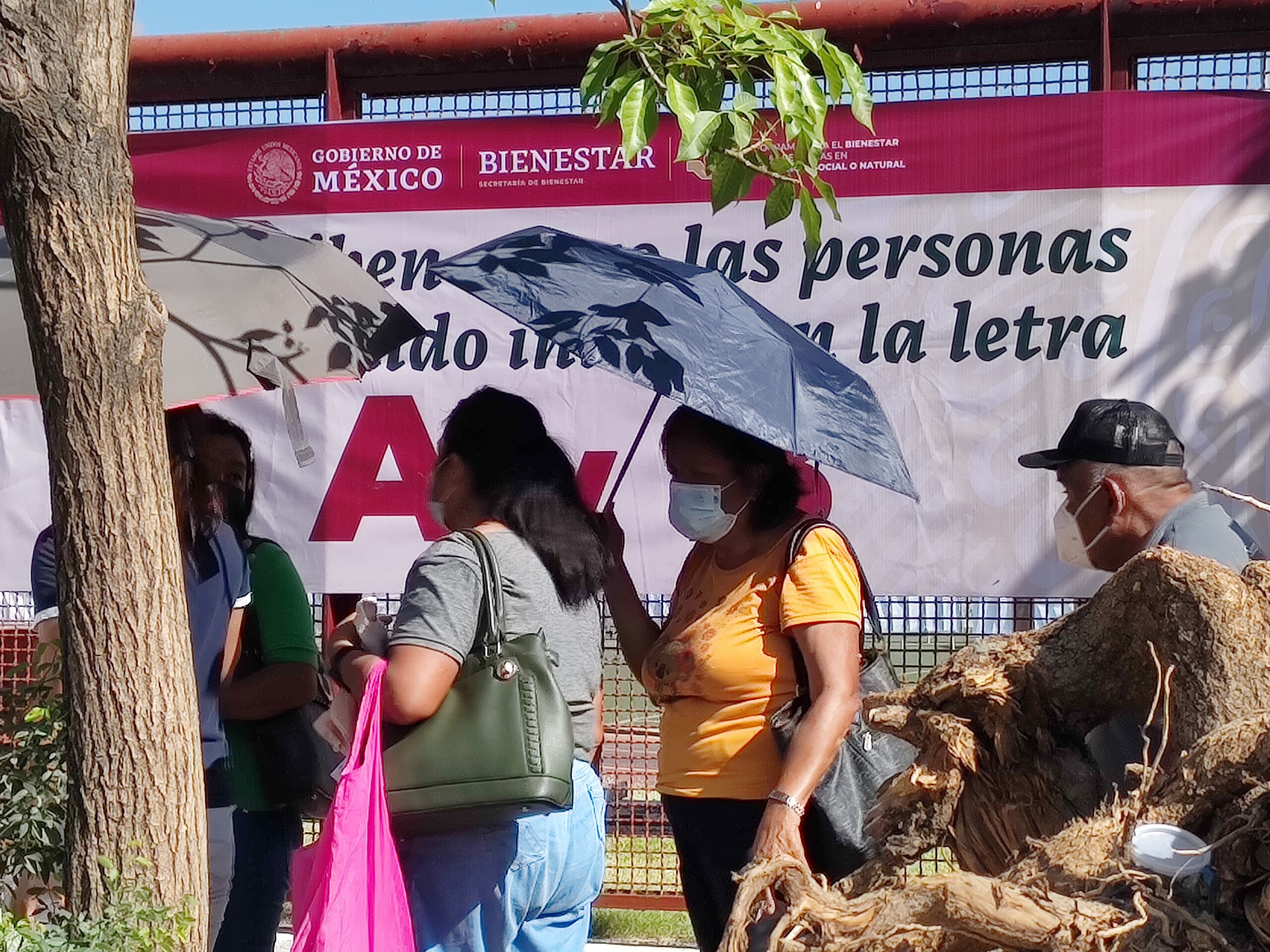 Inicia entrega de apoyos a los afectados por el huracán Otis en Acapulco y Coyuca de Benítez