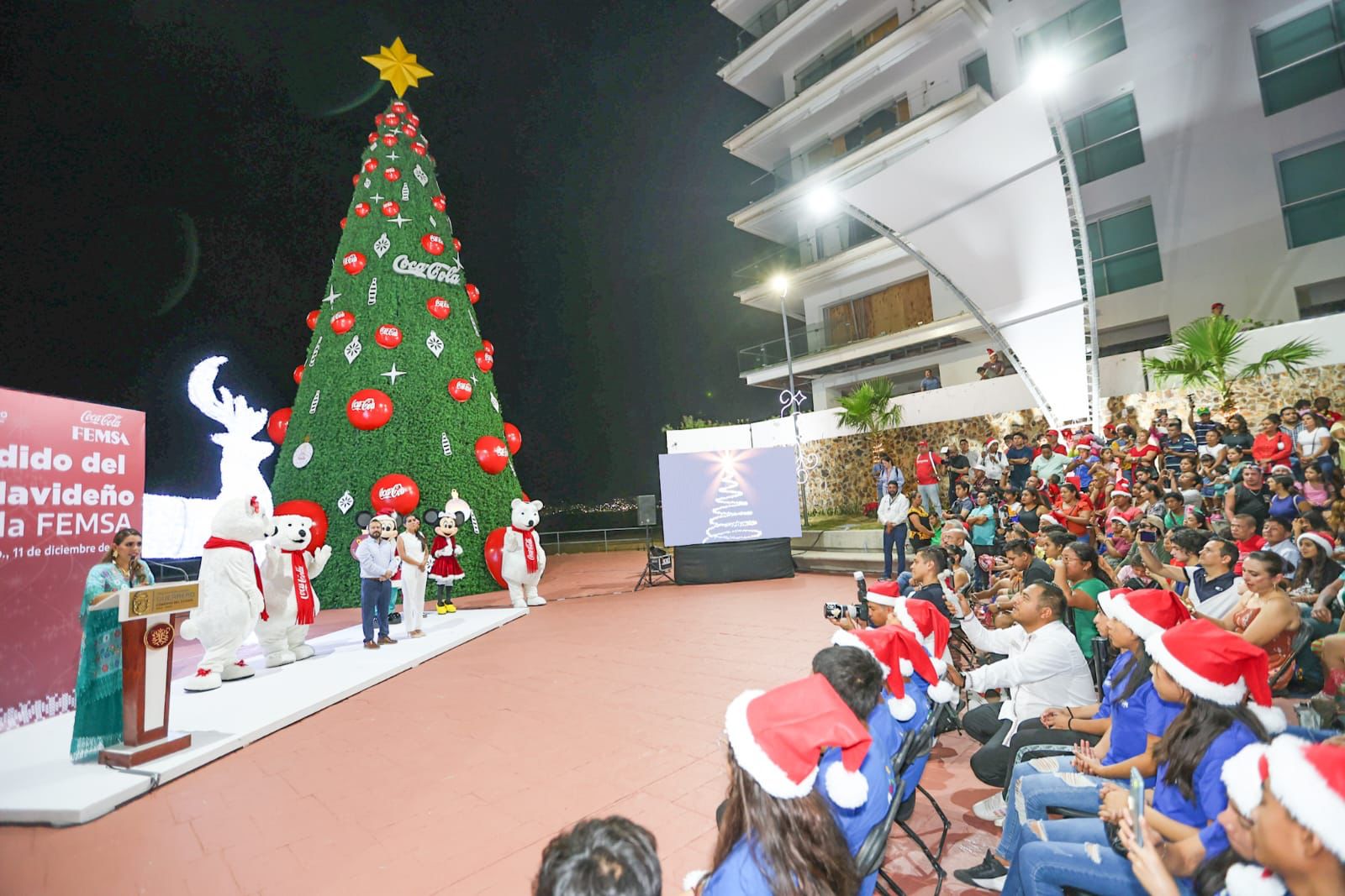 La gobernadora Evelyn Salgado enciende en Acapulco el tradicional árbol navideño de FEMSA