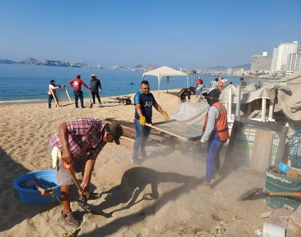 Limpia Gobierno de Abelina López Rodríguez las playas de la Zona Dorada