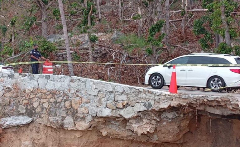 Acordona Gobierno de Abelina López Rodríguez socavones en avenida Escénica