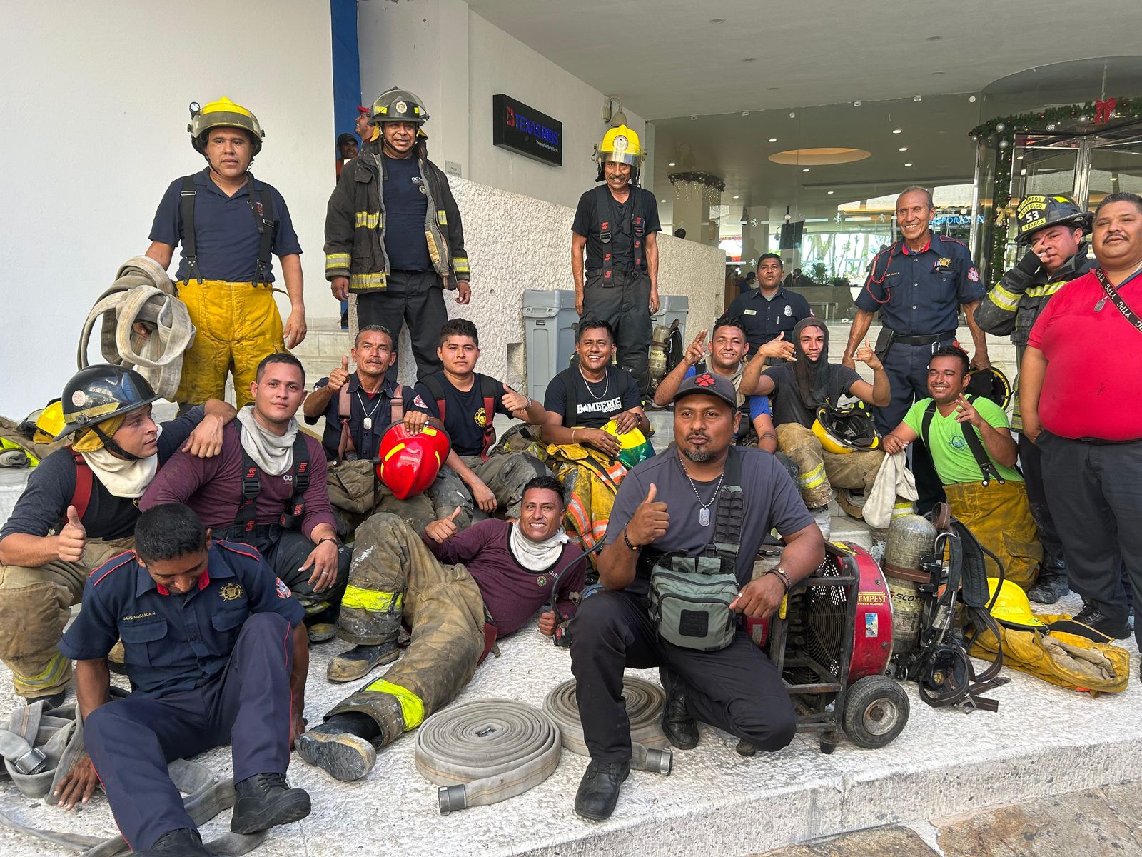 Controla Bomberos de Acapulco incendio en habitación del hotel Emporio