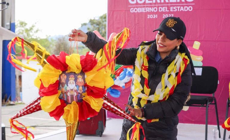 La gobernadora Evelyn Salgado y la presidenta del DIF Guerrero, Liz Salgado celebran «Día de Reyes» con niñas y niños de Llanos de Tepoxtepec