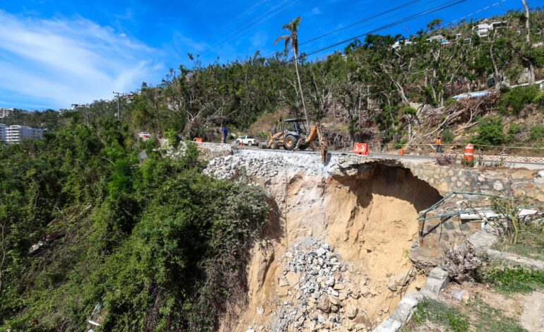 Continúa Cicaeg atendiendo el socavón en la Escénica en Acapulco