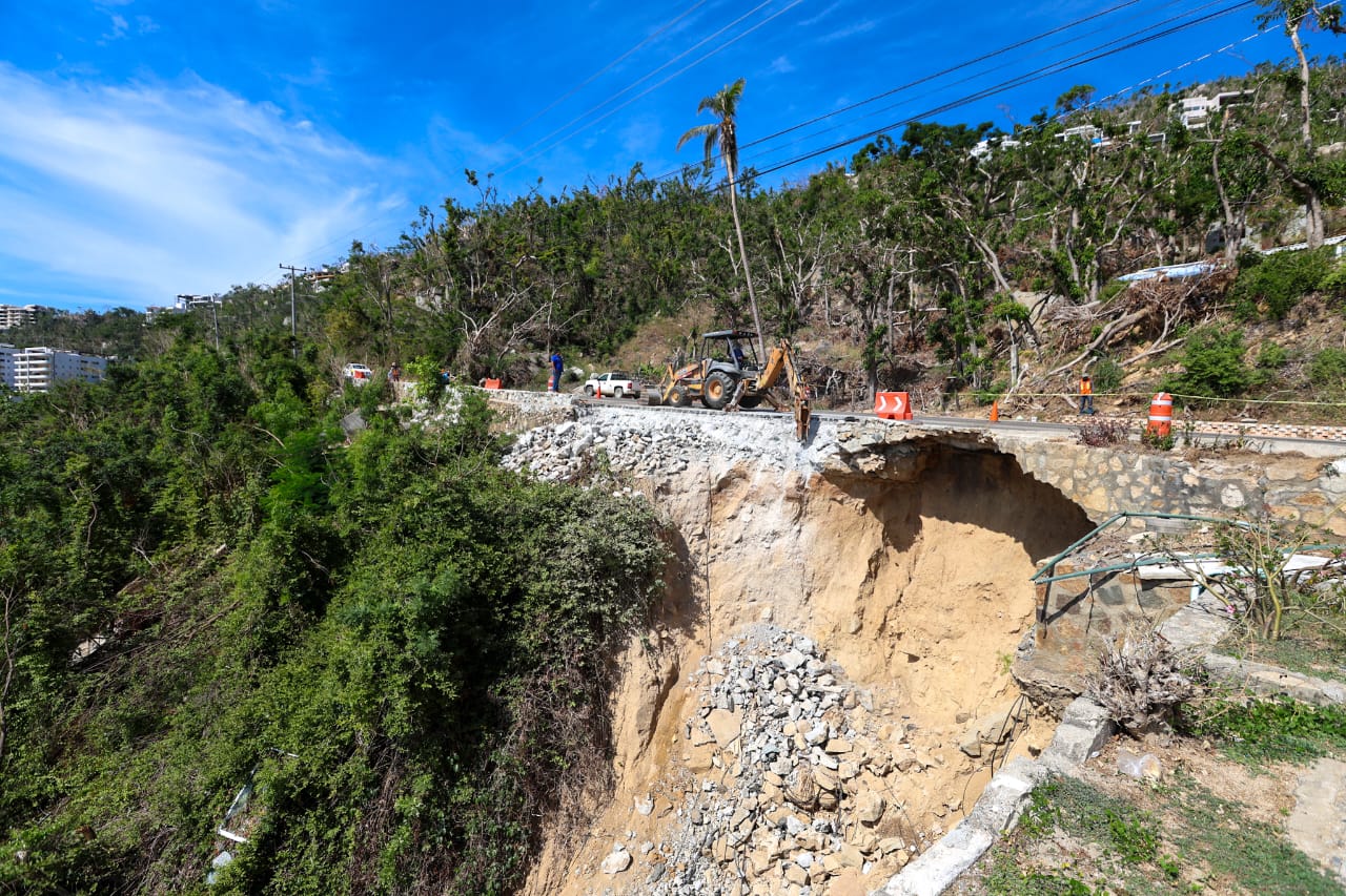 Continúa Cicaeg atendiendo el socavón en la Escénica en Acapulco