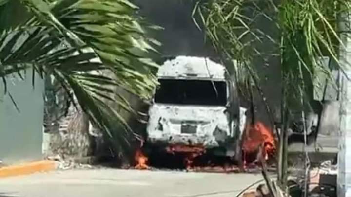 Individuos armados prenden fuego a Urvan del transporte público en Acapulco