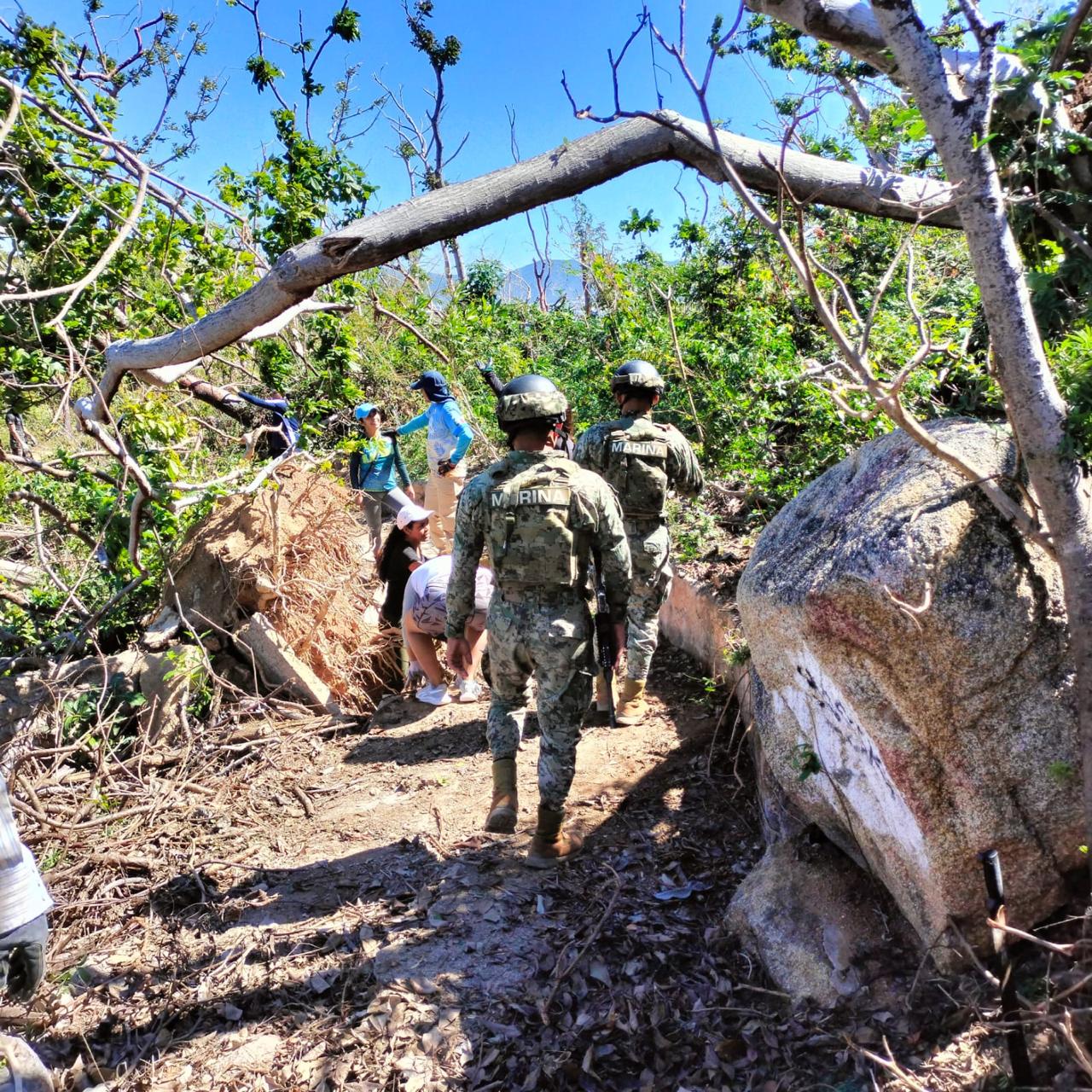 Marina junto con autoridades municipales apoya en limpieza de la Isla Roqueta, en Acapulco, Guerrero