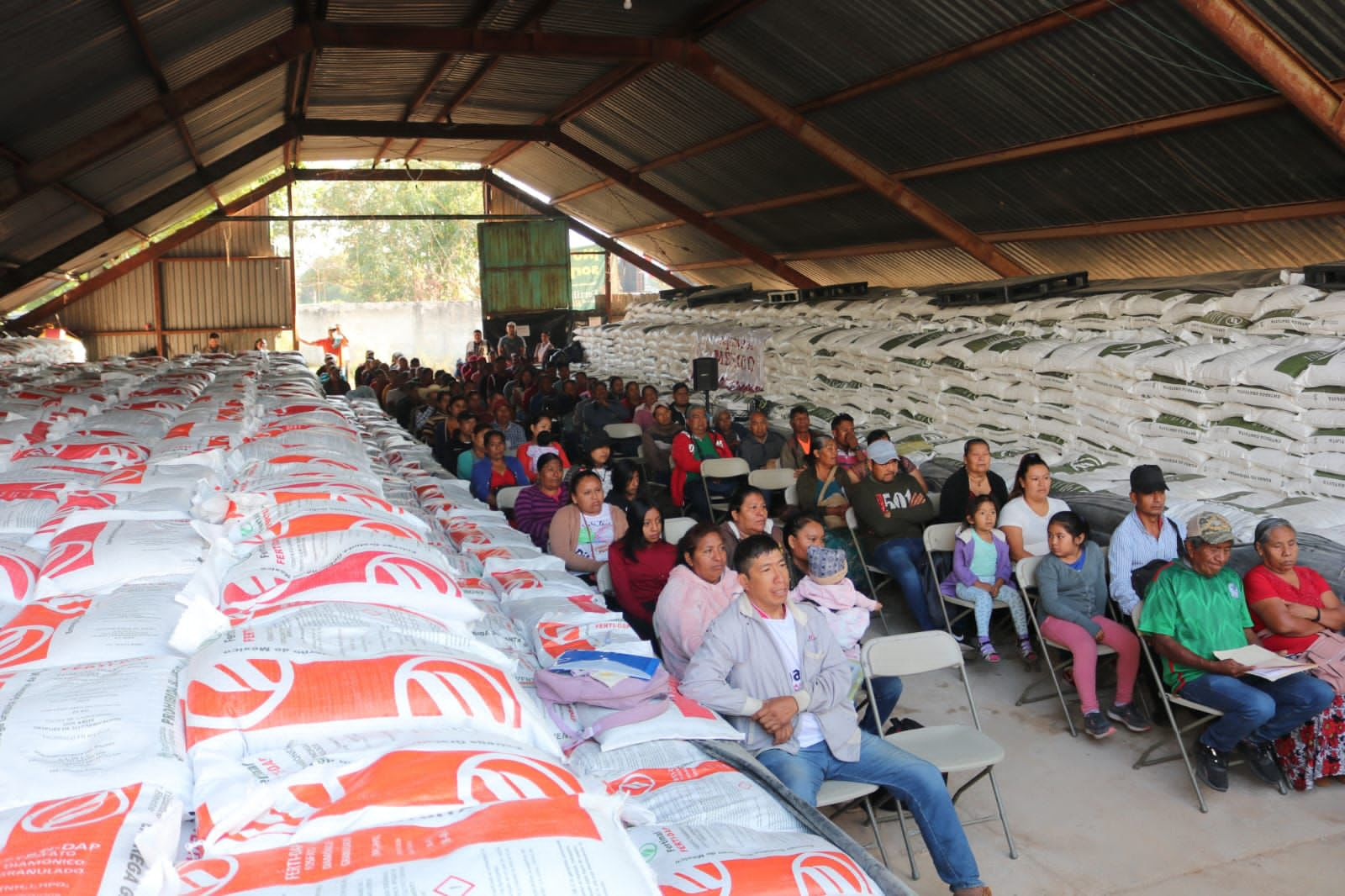 Anuncia Iván Hernández Díaz la entrega de fertilizante gratuito a 10 mil campesinos productores de café para este 2024