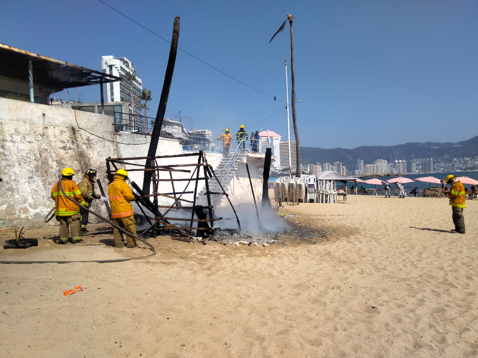 Sofocan Bomberos de Acapulco incendio en bodega de mobiliario de playa