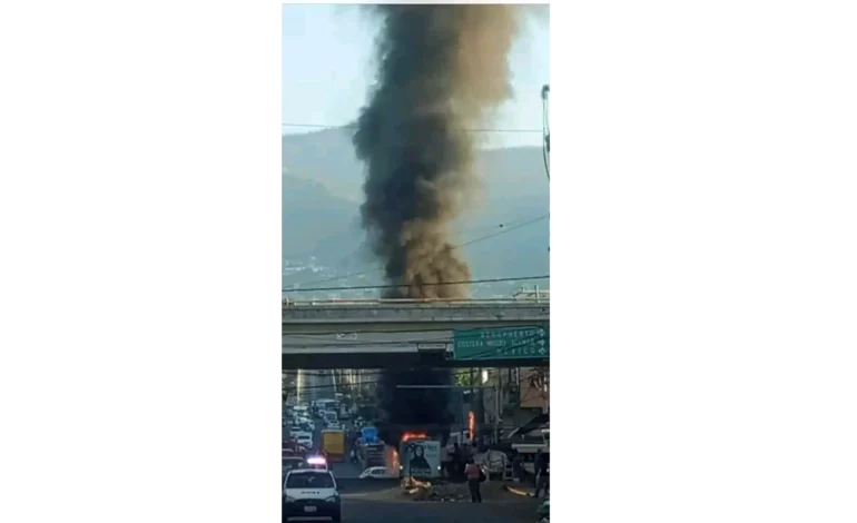 Hombres armados queman camión urbano de la ruta Hospital en Acapulco