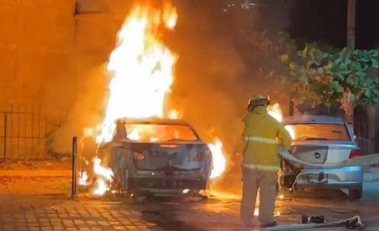 Incendias dos vehículos en Zihuatanejo, Guerrero