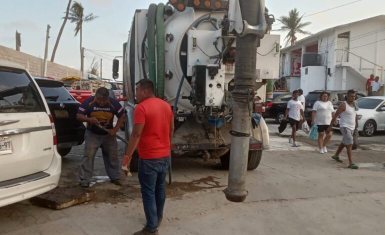 Apoya CAPASEG con el desazolve de drenaje en Acapulco