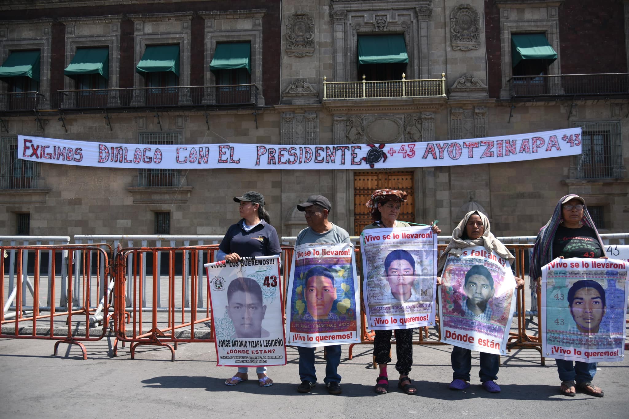 Madres y padres de los 43, quienes dicen que son apartidistas, se lanzan contra la candidata Claudia Sheinbaum y amagan con boicotear campañas