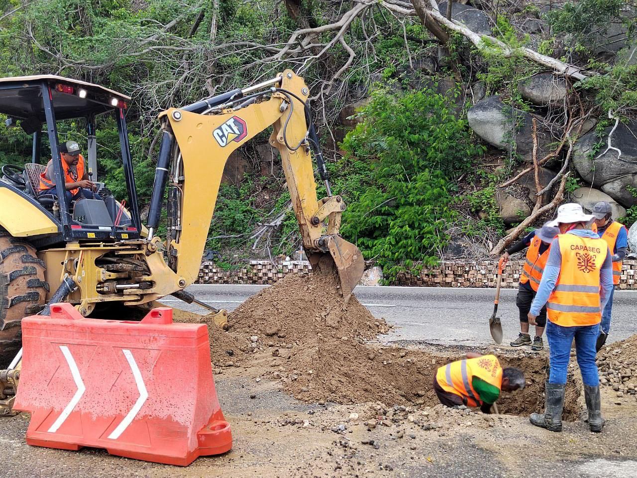 Atiende la administración de la gobernadora Evelyn Salgado fugas de la avenida Escénica y da mantenimiento a esta importante vía de Acapulco