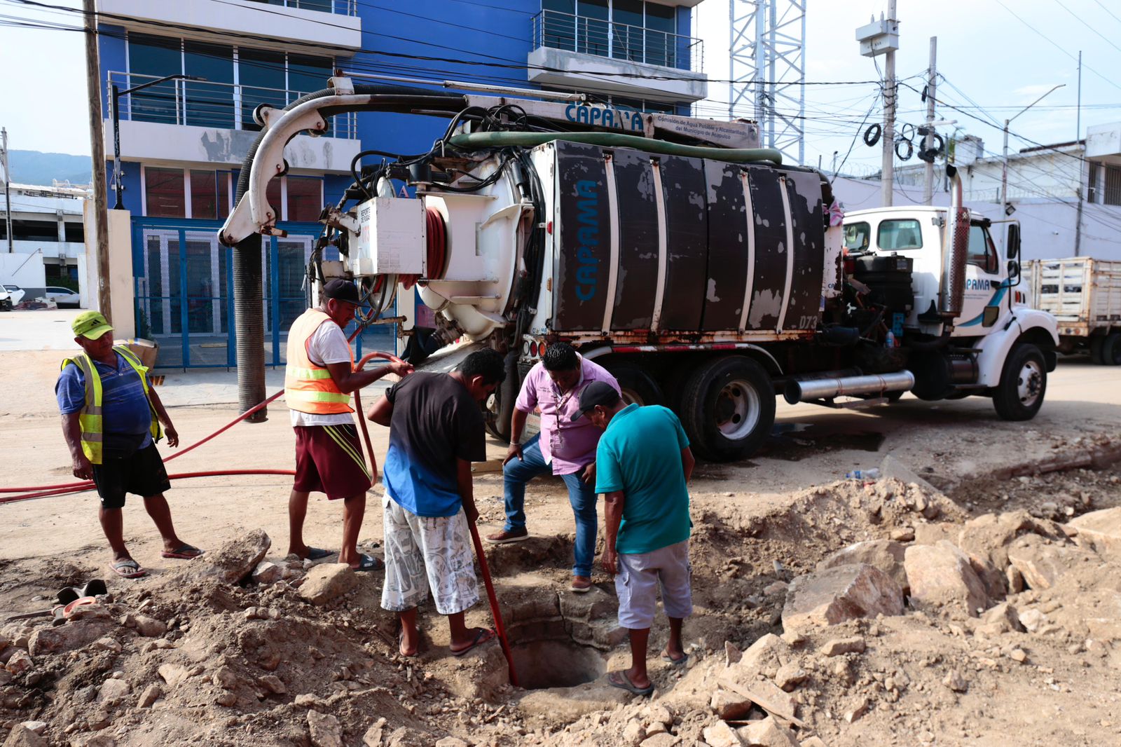 Mantiene Gobierno de Abelina brigada de desazolve en Colector II