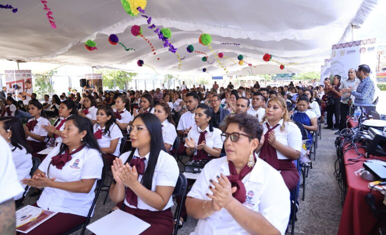 Encabeza Liz Salgado Ceremonia de Graduación de los Centros de Capacitación del DIF Guerrero