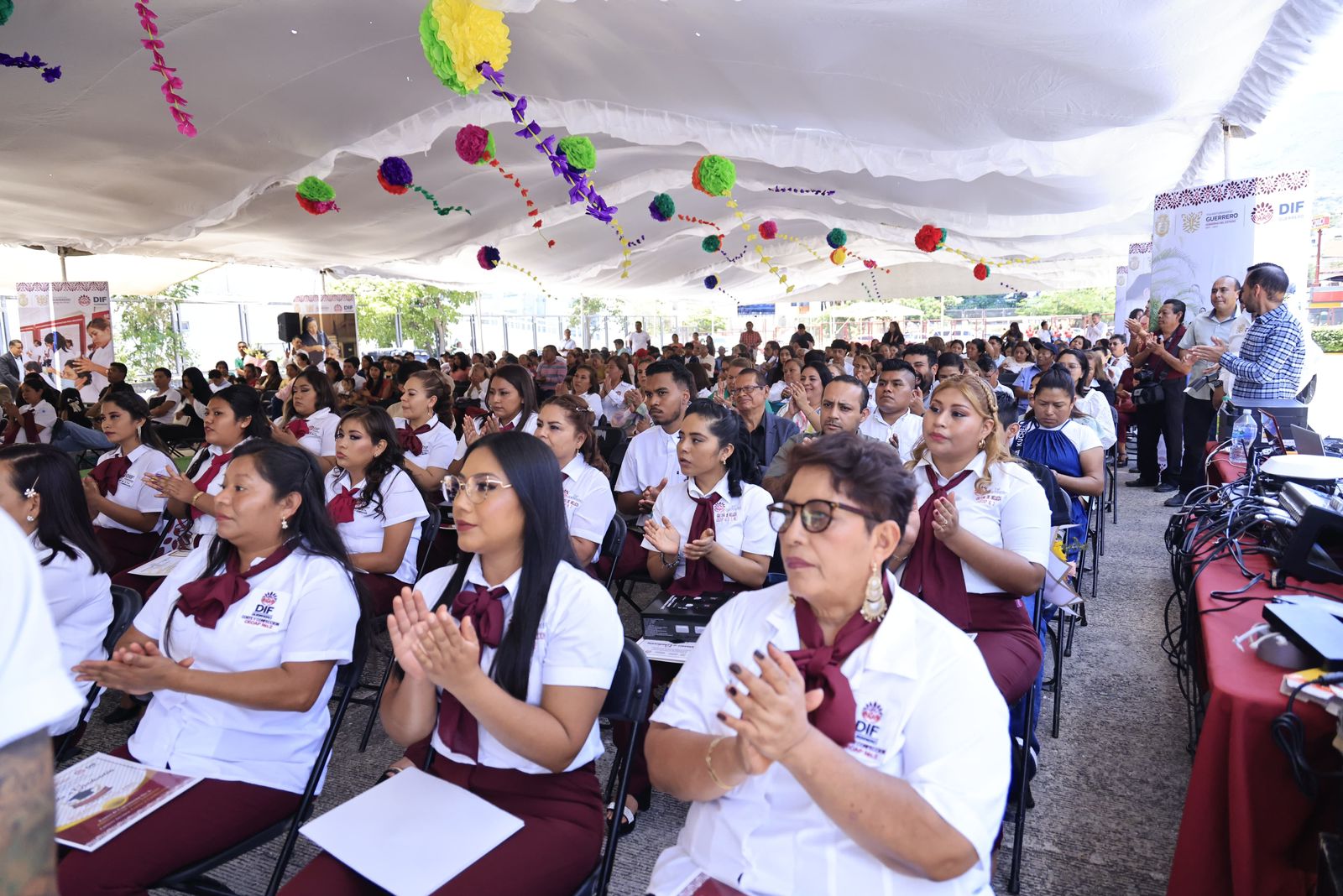 Encabeza Liz Salgado Ceremonia de Graduación de los Centros de Capacitación del DIF Guerrero