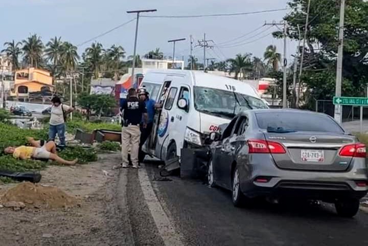 Muere militar y una mujer al chocar contra un vehículo de transporte público