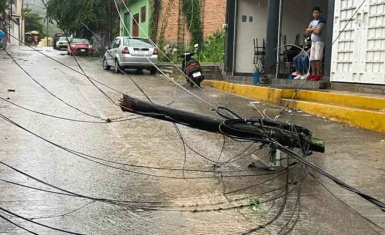 Tormenta local repentina acompañada de fuertes rachas de viento ocasionan daños materiales en El Ocotito y en Chilpancingo