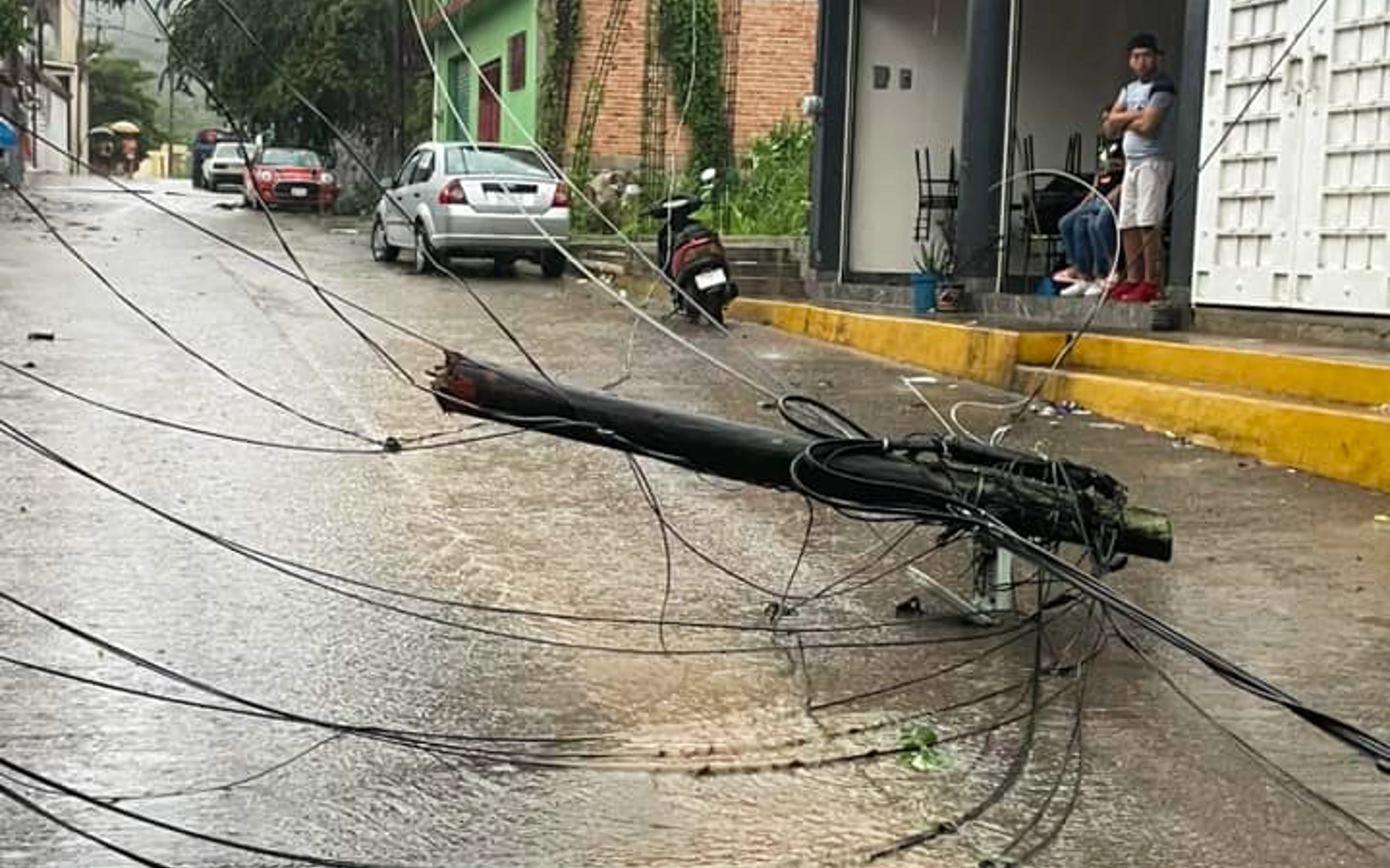 Tormenta local repentina acompañada de fuertes rachas de viento ocasionan daños materiales en El Ocotito y en Chilpancingo