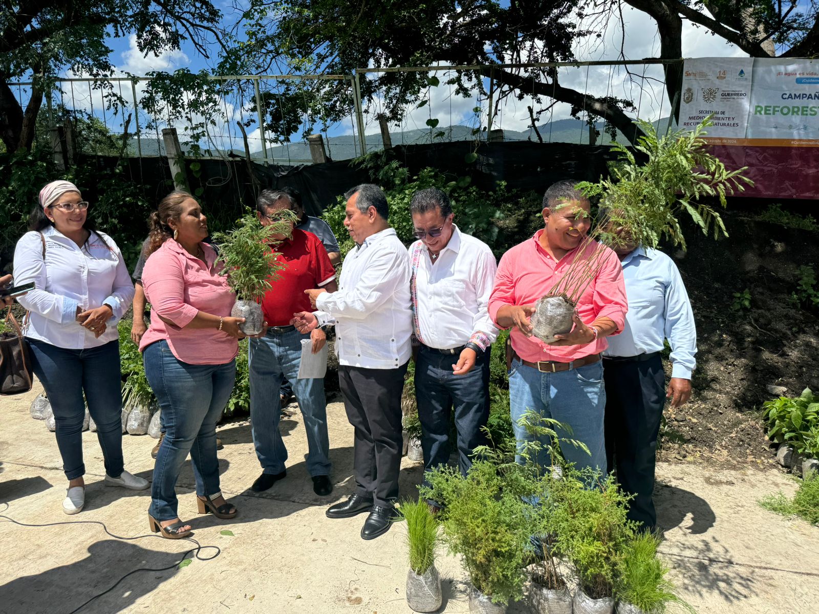 Refuerza Evelyn Salgado acciones de reforestación en el estado con la donación de 15 mil plantas al SNTE y comunidades