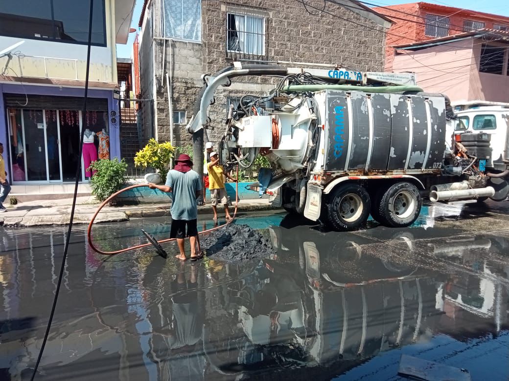 Mantiene la CAPAMA, brigada emergente de reparación de fugas y desazolve de pozos de visita