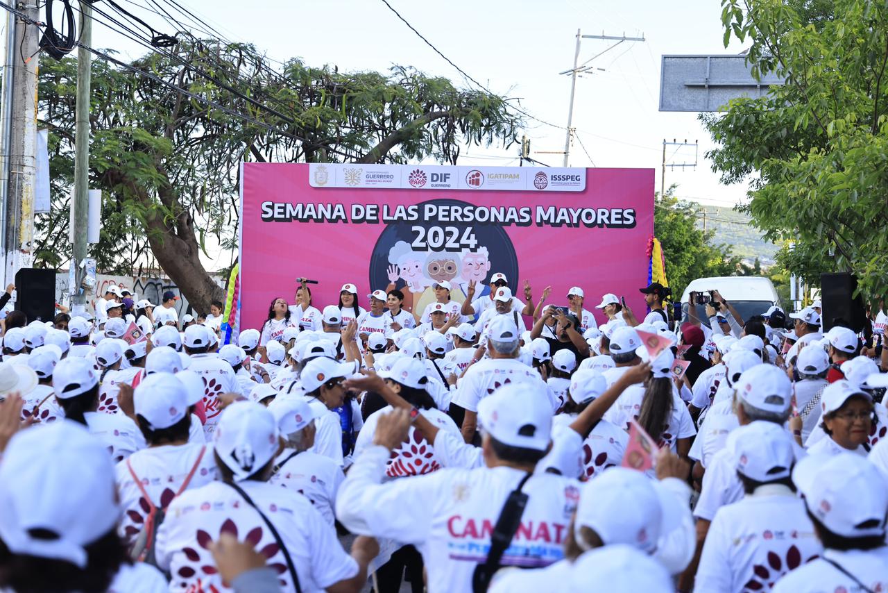 Promueve Evelyn Salgado actividad física en personas mayores con caminata “Amor Con Amor se Paga” en Chilpancingo