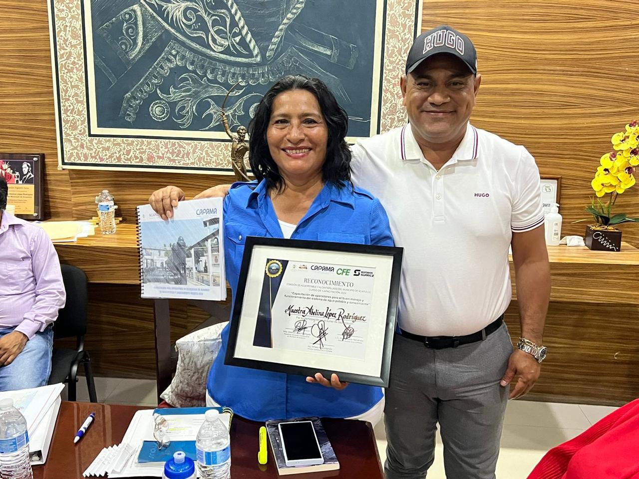 Recibe Abelina López Rodríguez reconocimiento por capacitación a personal de CAPAMA