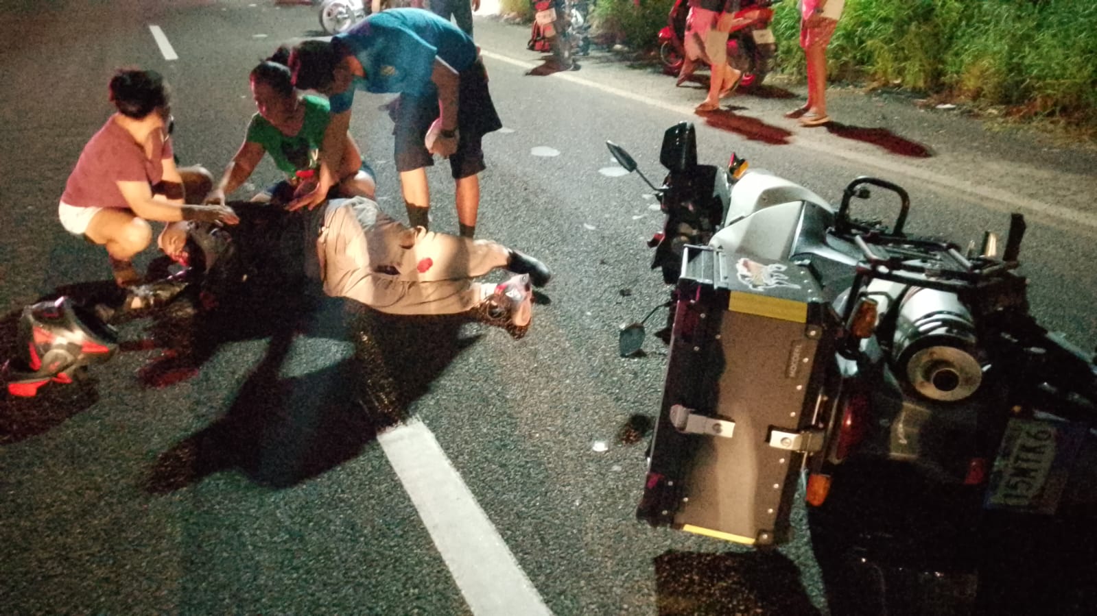 Menor intenta ganar el paso a motociclista en la calzada a Pie de la Cuesta; ambos resultan heridos