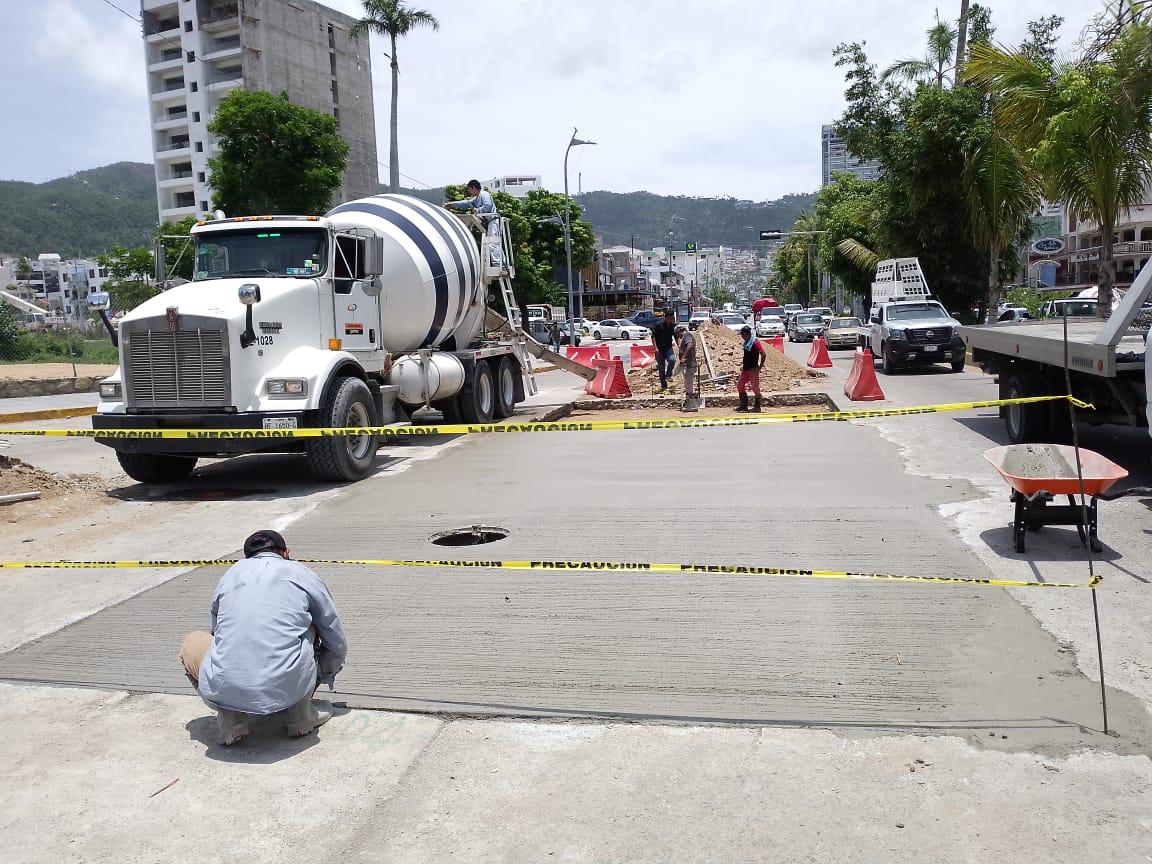 Repone Gobierno de Abelina concreto frente al Centro Internacional Acapulco