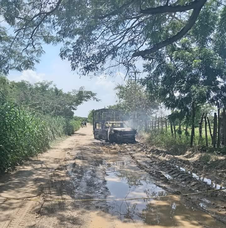 Hallan dos cadáveres calcinados dentro de una camioneta en Cujinicuilapa